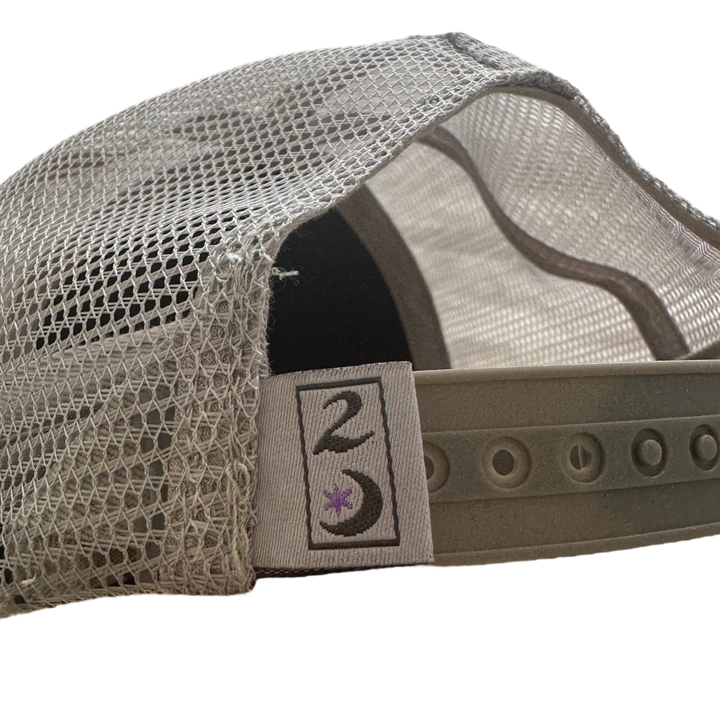 “arch logo” fuzzy trucker hat (gray/purple)