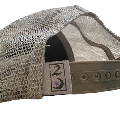 “arch logo” fuzzy trucker hat (gray/purple)