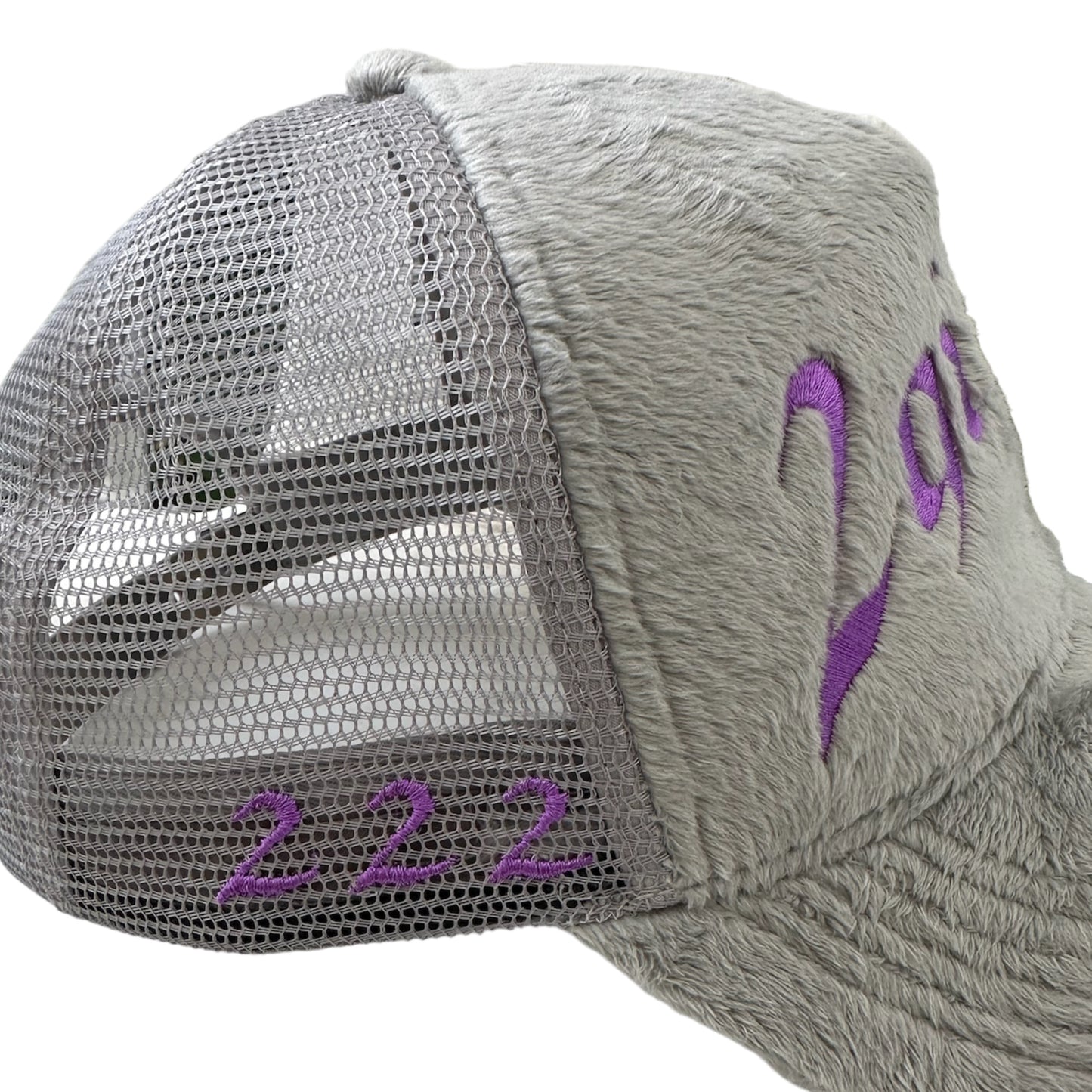 “arch logo” fuzzy trucker hat (gray/purple)